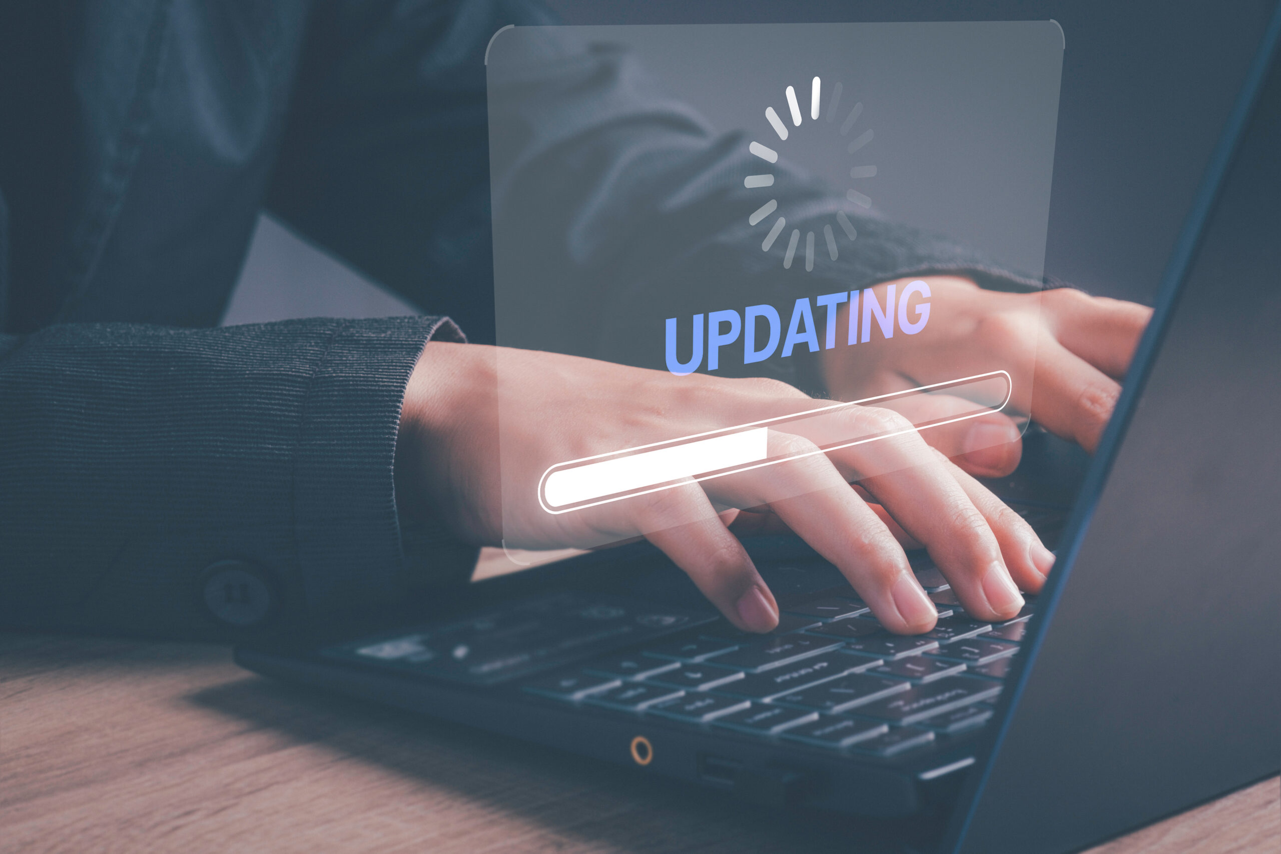 Installatieproces van software-update, concept van besturingssysteemupgrade. Hand die laptop gebruikt met installatie van app-patch of nieuwe versie van een app met voortgangsbalk op virtueel scherm.